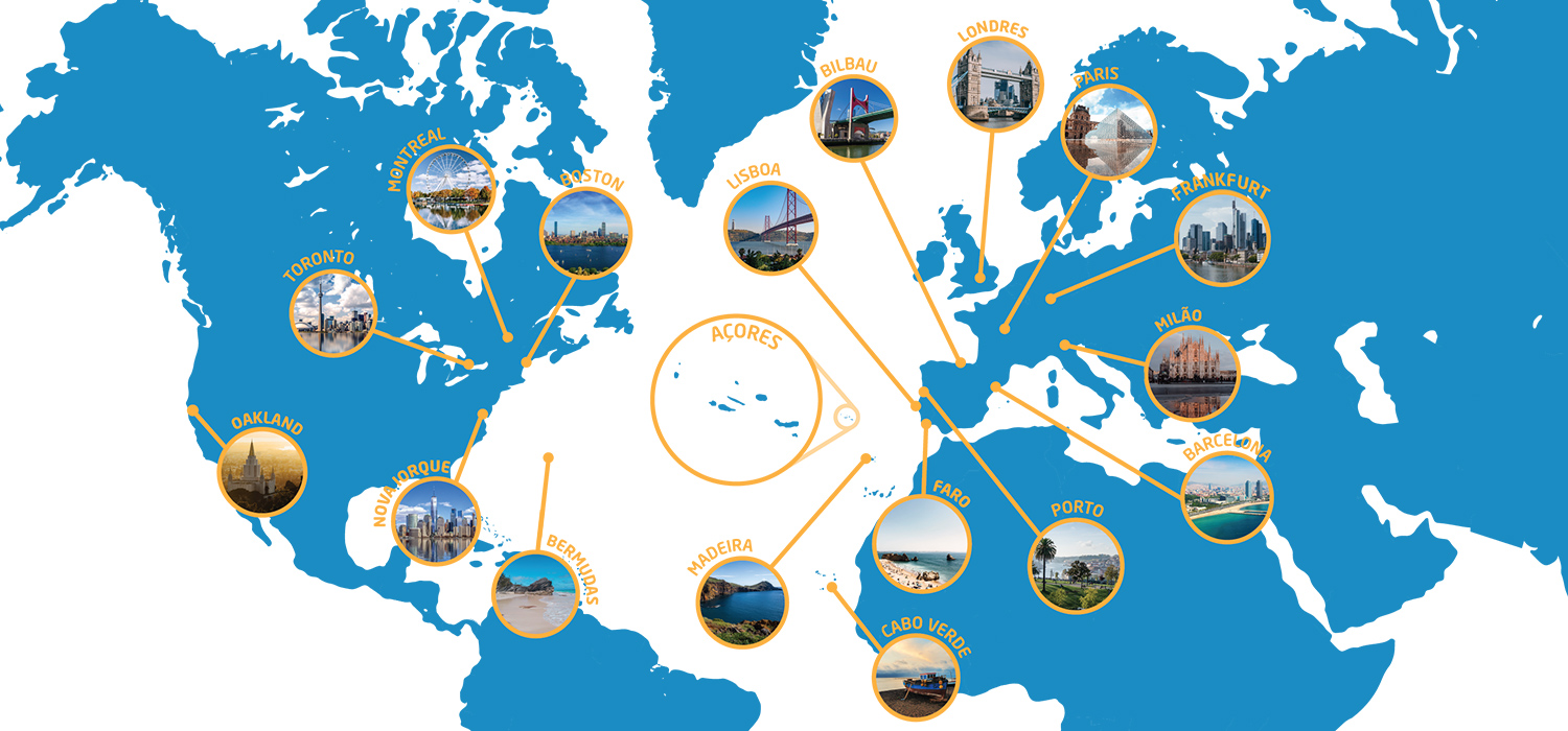 Mapa mundo com os destinos da Azores Airlines: Açores, Madeira, Lisboa, Porto, Bilbau, Londres, Paris, Bermudas, Barcelona, Milão, Toronto, Frankfurt, Montreal, Nova Iorque, Boston, Oakland e Cabo Verde.