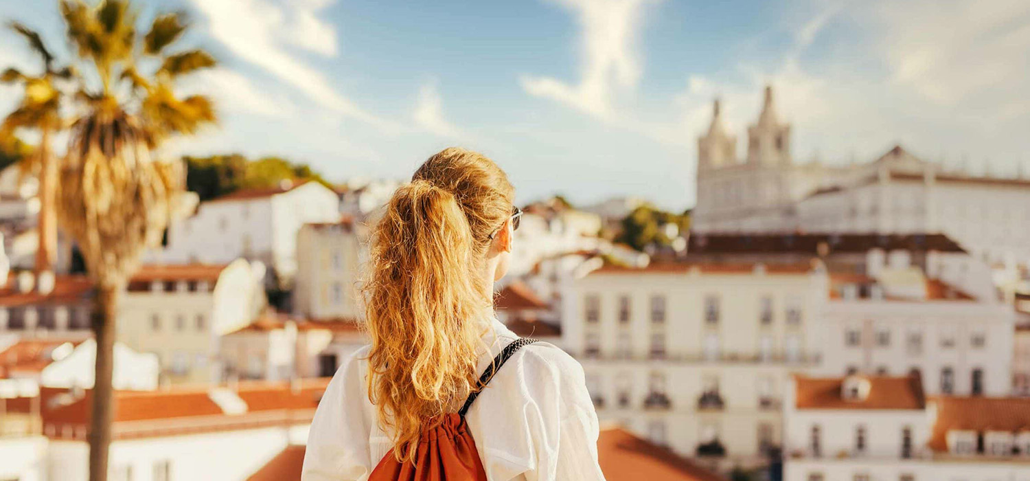 Uma jovem a admirar a paisagem urbana de Lisboa