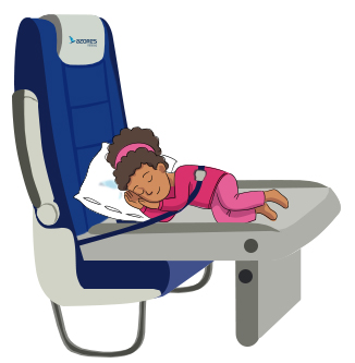 Criança dormindo num banco de avião. Inflight bed.